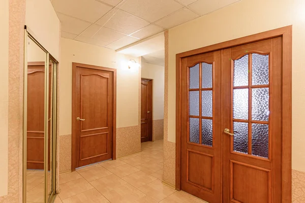 ロシア モスクワ 2019年9月10日 インテリアルームのアパート現代明るい居心地の良い雰囲気 掃除や家の装飾家の販売の準備部屋のドア修理廊下 — ストック写真