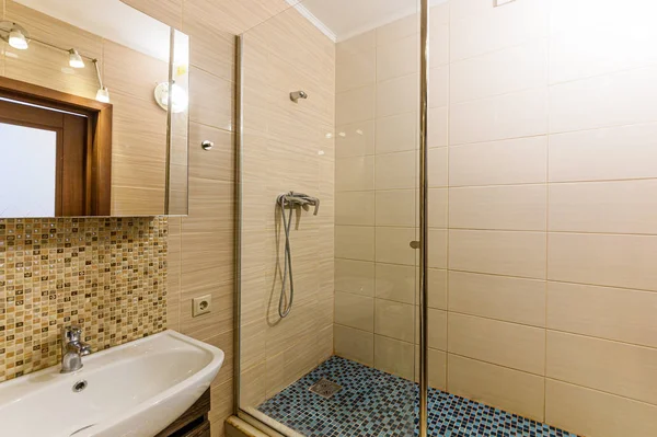 ロシア モスクワ 2019年9月10日 インテリアルームのアパート現代明るい居心地の良い雰囲気 掃除や家の装飾家の販売の準備バスルーム シンク 装飾要素 — ストック写真