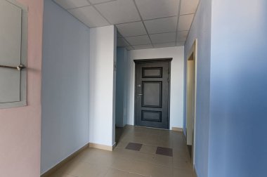 Rusya, Moskova... 10 Eylül 2019: İç mekan dairesi modern, parlak, rahat atmosfer. Genel temizlik, ev dekorasyonu, satılık ev hazırlığı.