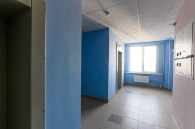 Rusya, Moskova... 10 Eylül 2019: İç mekan dairesi modern, parlak, rahat atmosfer. Genel temizlik, ev dekorasyonu, satılık ev hazırlığı.