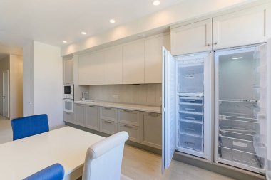 Rusya, Moskova... 10 Eylül 2019: İç mekan dairesi modern, parlak, rahat atmosfer. Genel temizlik, ev dekorasyonu, satılık ev hazırlığı. Modern mutfak, yemek alanı.