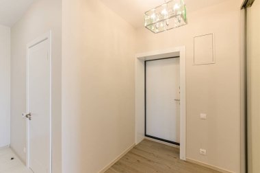 Rusya, Moskova... 10 Eylül 2019: İç mekan dairesi modern, parlak, rahat atmosfer. Genel temizlik, ev dekorasyonu, satılık ev hazırlığı. oda kapıları, onarım koridoru