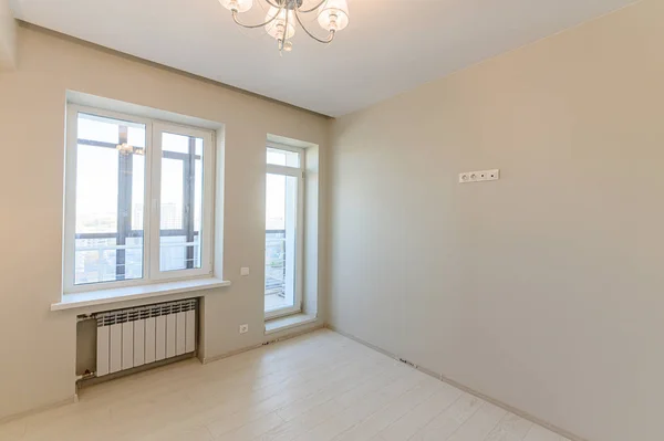 俄罗斯 莫斯科 2019年9月10日 室内公寓 现代明亮舒适的氛围 一般清洁 家居装修 准备出售房屋 明亮的空房间 没有家具 — 图库照片