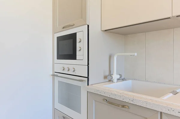 Waschküche versteckt hinter weißen Falttüren — Stockfoto © alabn #175589696