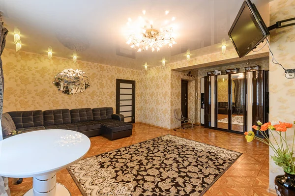 ロシア モスクワ 2019年9月10日 インテリアルームのアパート現代明るい居心地の良い雰囲気 掃除や家の装飾家の販売の準備 シャンデリアカーペットソファ — ストック写真