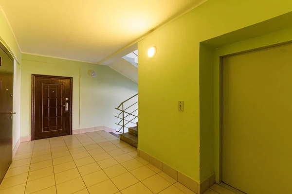 ロシア モスクワ 2019年9月10日 インテリアルームのアパート現代明るい居心地の良い雰囲気 掃除や家の装飾販売のための家の準備 — ストック写真