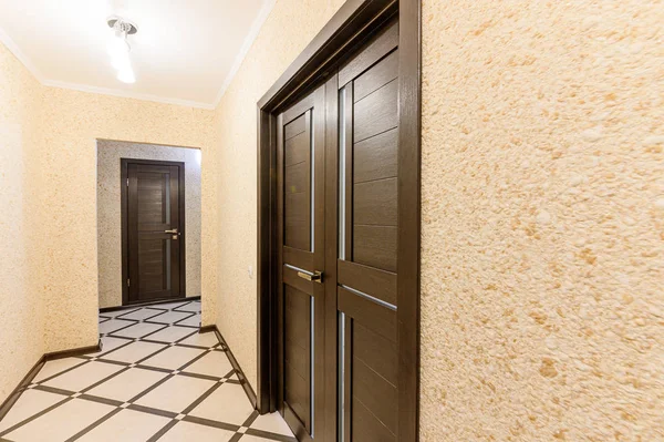 ロシア モスクワ 10月10 2019 インテリアルームアパート現代明るい居心地の良い雰囲気 掃除や家の装飾販売のための家の準備 — ストック写真