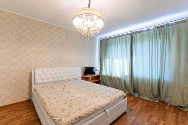 Rusya, Moskova... 10 Ekim 2019: İç mekan dairesi modern, parlak, rahat atmosfer. Genel temizlik, ev dekorasyonu, satılık ev hazırlığı.