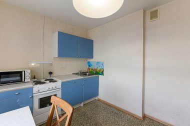 Rusya, Moskova... 10 Ekim 2019: İç mekan dairesi modern, parlak, rahat atmosfer. Genel temizlik, ev dekorasyonu, satılık ev hazırlığı. Mutfak, yemek alanı.