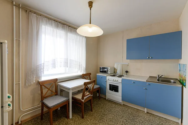 Rusya, Moskova... 10 Ekim 2019: İç mekan dairesi modern, parlak, rahat atmosfer. Genel temizlik, ev dekorasyonu, satılık ev hazırlığı. Mutfak, yemek alanı.