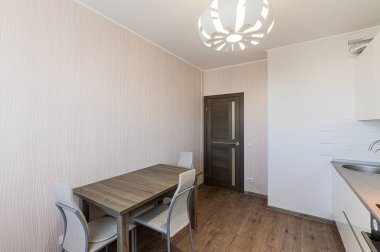 Rusya, Moskova... 10 Ekim 2019: İç mekan dairesi modern, parlak, rahat atmosfer. Genel temizlik, ev dekorasyonu, satılık ev hazırlığı. Mutfak, yemek alanı.