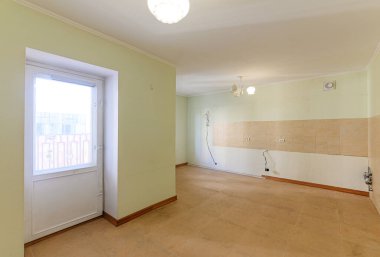 Rusya, Moskova... 10 Ekim 2019: iç oda dairesi eski, pasaklı, modern olmayan bir ortam. Kozmetik onarım gerekiyor