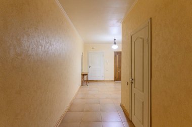 Rusya, Moskova... 10 Ekim 2019: iç oda dairesi eski, pasaklı, modern olmayan bir ortam. Kozmetik onarım gerekiyor