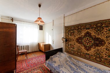 Rusya, Moskova... 10 Ekim 2019: iç oda dairesi eski, pasaklı, modern olmayan bir ortam. Kozmetik onarım gerekiyor