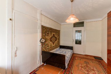 Rusya, Moskova... 10 Ekim 2019: iç oda dairesi eski, pasaklı, modern olmayan bir ortam. Kozmetik onarım gerekiyor