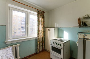 Rusya, Moskova... 10 Ekim 2019: iç oda dairesi eski, pasaklı, modern olmayan bir ortam. Kozmetik onarım gerekiyor