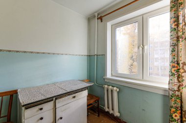 Rusya, Moskova... 10 Ekim 2019: iç oda dairesi eski, pasaklı, modern olmayan bir ortam. Kozmetik onarım gerekiyor