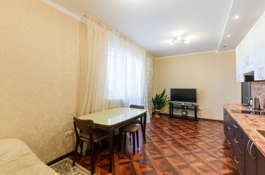 Rusya, Moskova... 10 Ekim 2019: İç mekan dairesi modern, parlak, rahat atmosfer. Genel temizlik, ev dekorasyonu, satılık ev hazırlığı.