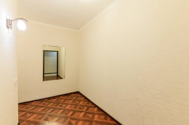 Rusya, Moskova... 10 Ekim 2019: İç mekan dairesi modern, parlak, rahat atmosfer. Genel temizlik, ev dekorasyonu, satılık ev hazırlığı.