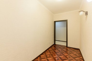 Rusya, Moskova... 10 Ekim 2019: İç mekan dairesi modern, parlak, rahat atmosfer. Genel temizlik, ev dekorasyonu, satılık ev hazırlığı.