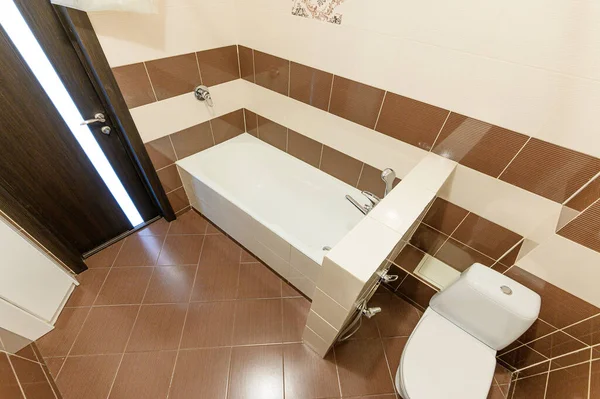 ロシア モスクワ 10月10 2019 インテリアルームアパート現代明るい居心地の良い雰囲気 バスルーム シンク 装飾要素 トイレ — ストック写真