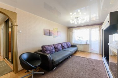 Rusya, Moskova... 10 Ekim 2019: İç mekan dairesi modern, parlak, rahat atmosfer. Genel temizlik, ev dekorasyonu, satılık ev hazırlığı.