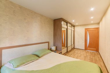 Rusya, Moskova... 10 Ekim 2019: İç mekan dairesi modern, parlak, rahat atmosfer. Genel temizlik, ev dekorasyonu, satılık ev hazırlığı.