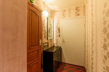 Rusya, Moskova... 10 Ekim 2019: İç mekan dairesi modern, parlak, rahat atmosfer. Genel temizlik, ev dekorasyonu, satılık ev hazırlığı.