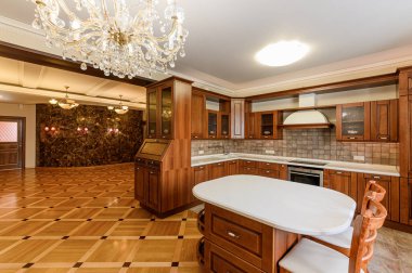 Rusya, Moskova... 10 Ekim 2019: İç mekan dairesi modern, parlak, rahat atmosfer. Genel temizlik, ev dekorasyonu, satılık ev hazırlığı. Modern mutfak, yemek alanı.