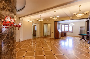 Rusya, Moskova... 10 Ekim 2019: İç mekan dairesi modern, parlak, rahat atmosfer. Genel temizlik, ev dekorasyonu, satılık ev hazırlığı.