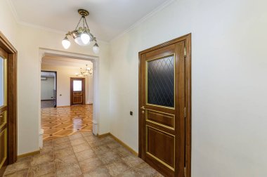 Rusya, Moskova... 10 Ekim 2019: İç mekan dairesi modern, parlak, rahat atmosfer. Genel temizlik, ev dekorasyonu, satılık ev hazırlığı. koridor, koridor, kapılar ve aynalar