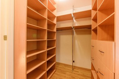 Rusya, Moskova... 10 Ekim 2019: İç mekan dairesi modern, parlak, rahat atmosfer. Genel temizlik, ev dekorasyonu, satılık ev hazırlığı. Soyunma odası, askılar, depolama sistemi