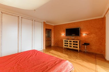 Rusya, Moskova... 10 Ekim 2019: İç mekan dairesi modern, parlak, rahat atmosfer. Genel temizlik, ev dekorasyonu, satılık ev hazırlığı.