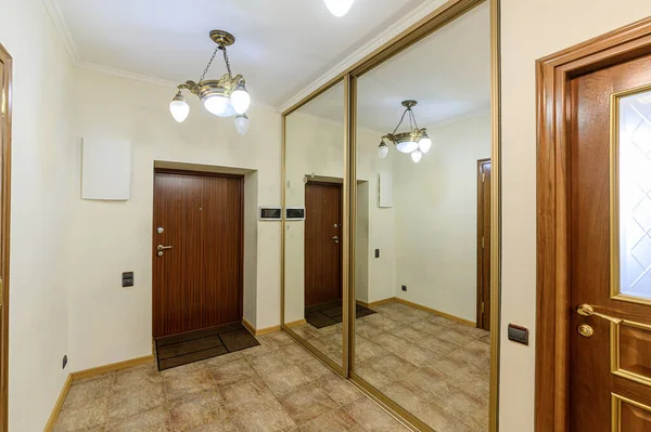 ロシア モスクワ 10月10 2019 インテリアルームアパート現代明るい居心地の良い雰囲気 掃除や家の装飾家の販売の準備廊下廊下ドア鏡 — ストック写真