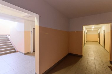 Rusya, Moskova... 19 Ekim 2019: İç daire halka açık yer, veranda. Kapılar, duvarlar, koridorlar