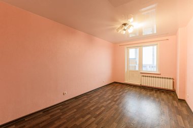 Rusya, Moskova... 19 Ekim 2019: İç mekan dairesi modern, parlak, rahat atmosfer. Genel temizlik, ev dekorasyonu, satılık ev hazırlığı.