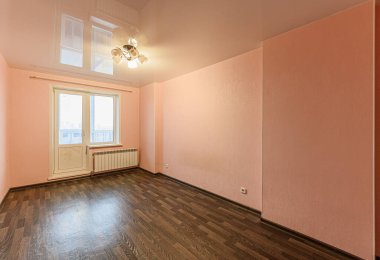 Rusya, Moskova... 19 Ekim 2019: İç mekan dairesi modern, parlak, rahat atmosfer. Genel temizlik, ev dekorasyonu, satılık ev hazırlığı.