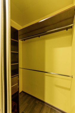 Rusya, Moskova... 19 Ekim 2019: İç mekan dairesi modern, parlak, rahat atmosfer. Genel temizlik, ev dekorasyonu, satılık ev hazırlığı.