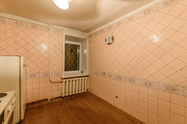 Rusya, Moskova... 19 Ekim 2019: İç mekan dairesi modern, parlak, rahat atmosfer. Genel temizlik, eskimiş eski pasaklı, modern olmayan ortam. Kozmetik onarım gerekiyor