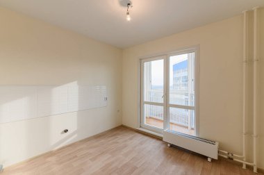 Rusya, Moskova... 19 Ekim 2019: İç mekan dairesi modern, parlak, rahat atmosfer. Genel temizlik, ev dekorasyonu, satılık ev hazırlığı.