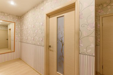 Rusya, Moskova... 19 Ekim 2019: İç mekan dairesi modern, parlak, rahat atmosfer. Genel temizlik, ev dekorasyonu, satılık ev hazırlığı. oda kapıları, onarım koridoru