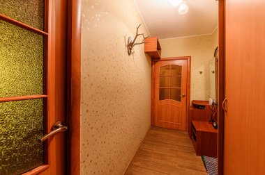 Rusya, Moskova... 19 Ekim 2019: İç mekan dairesi modern, parlak, rahat atmosfer. Genel temizlik, ev dekorasyonu, satılık ev hazırlığı. oda kapıları, onarım koridoru