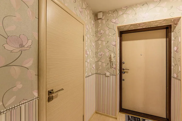 ロシア モスクワ 2019年10月19日 室内アパート現代明るい居心地の良い雰囲気 掃除や家の装飾家の販売の準備 部屋のドア修理廊下 — ストック写真