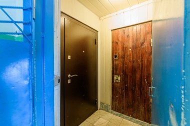 Rusya, Moskova... 15 Kasım 2019: iç daire halka açık yer, veranda. Kapılar, duvarlar, koridorlar