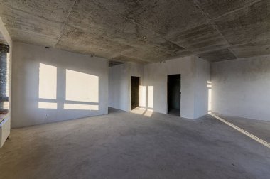 Rusya, Moskova... 15 Kasım 2019: İçişleri dairesi kendi kendini bitirme için kabataslak onarım. İç dekorasyon, odanın çıplak duvarları, inşaat sahnesi.