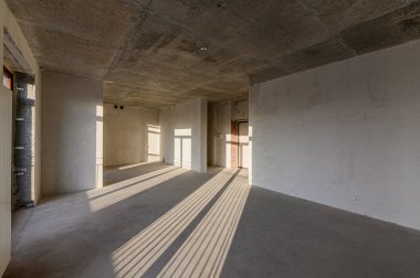 Rusya, Moskova... 15 Kasım 2019: İçişleri dairesi kendi kendini bitirme için kabataslak onarım. İç dekorasyon, odanın çıplak duvarları, inşaat sahnesi.