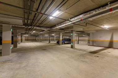 Rusya, Moskova... 20 Kasım 2019: İç mekan dairesi modern, parlak, rahat atmosfer. Parlak modern araba garajı