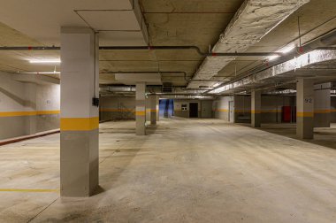 Rusya, Moskova... 20 Kasım 2019: İç mekan dairesi modern, parlak, rahat atmosfer. Parlak modern araba garajı