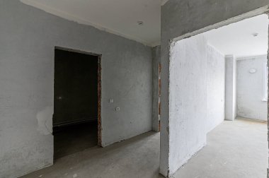 Rusya, Moskova... 20 Kasım 2019: İçişleri dairesi kendi kendini bitirme için kabataslak onarım. İç dekorasyon, odanın çıplak duvarları, inşaat sahnesi.