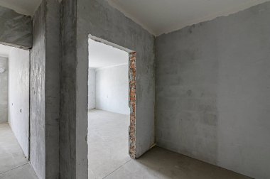 Rusya, Moskova... 20 Kasım 2019: İçişleri dairesi kendi kendini bitirme için kabataslak onarım. İç dekorasyon, odanın çıplak duvarları, inşaat sahnesi.